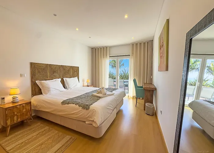 Vibing & Liming Penzion Ericeira